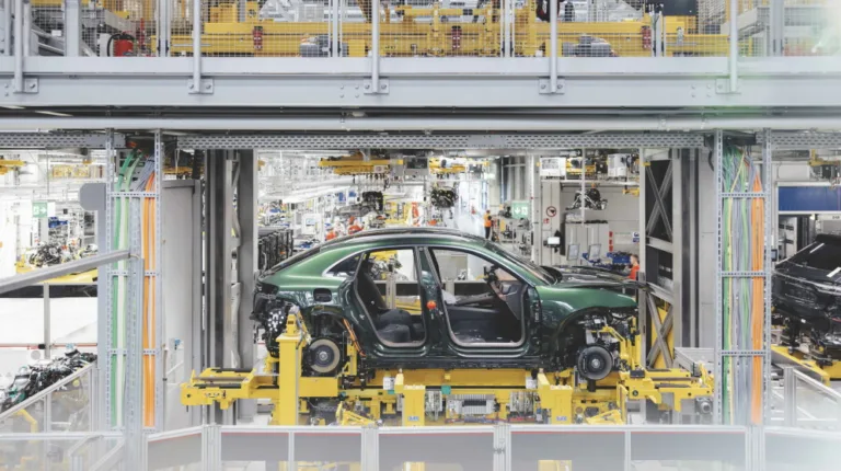 포르쉐 라이프치히 공장 How do you produce three drive types on a single assembly line?