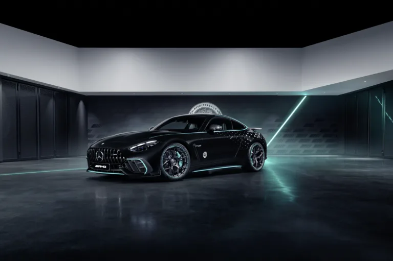 Mercedes-AMG GT 63 PRO 4MATIC+ „Motorsport Collectors Edition“ (Energieverbrauch kombiniert: 14,0 l/100 km | CO₂-Emissionen kombiniert: 319 g/km | CO₂-Klasse: G). Die angegebenen Werte wurden nach dem vorgeschriebenen Messverfahren WLTP (Worldwide harmonised Light vehicles Test Procedure) ermittelt. Die angegebenen Spannweiten beziehen sich auf den deutschen Markt. Der Energieverbrauch und der CO₂-Ausstoß eines Pkw sind nicht nur von der effizienten Ausnutzung des Kraftstoffs bzw. des Energieträgers durch den Pkw, sondern auch vom Fahrstil und anderen nichttechnischen Faktoren abhängig.;Mercedes-AMG GT 63 PRO 4MATIC+ „Motorsport Collectors Edition“ (Energieverbrauch kombiniert: 14,0 l/100 km | CO₂-Emissionen kombiniert: 319 g/km | CO₂-Klasse: G)* Mercedes-AMG GT 63 PRO 4MATIC+ “Motorsport Collectors Edition“ (combined energy consumption: 14.0 l/100 km | combined CO₂ emissions: 319 g/km | CO₂ class: G) The specified values were determined according to the prescribed measurement procedure WLTP (Worldwide Harmonised Light Vehicles Test Procedure). The ranges given refer to the German market. The energy consumption and CO₂ emissions of a car depend not only on the efficient use of the fuel or energy source by the car, but also on the driving style and other non-technical factors.;Mercedes-AMG GT 63 PRO 4MATIC+ “Motorsport Collectors Edition“ (combined energy consumption: 14.0 l/100 km | combined CO₂ emissions: 319 g/km | CO₂ class: G)*