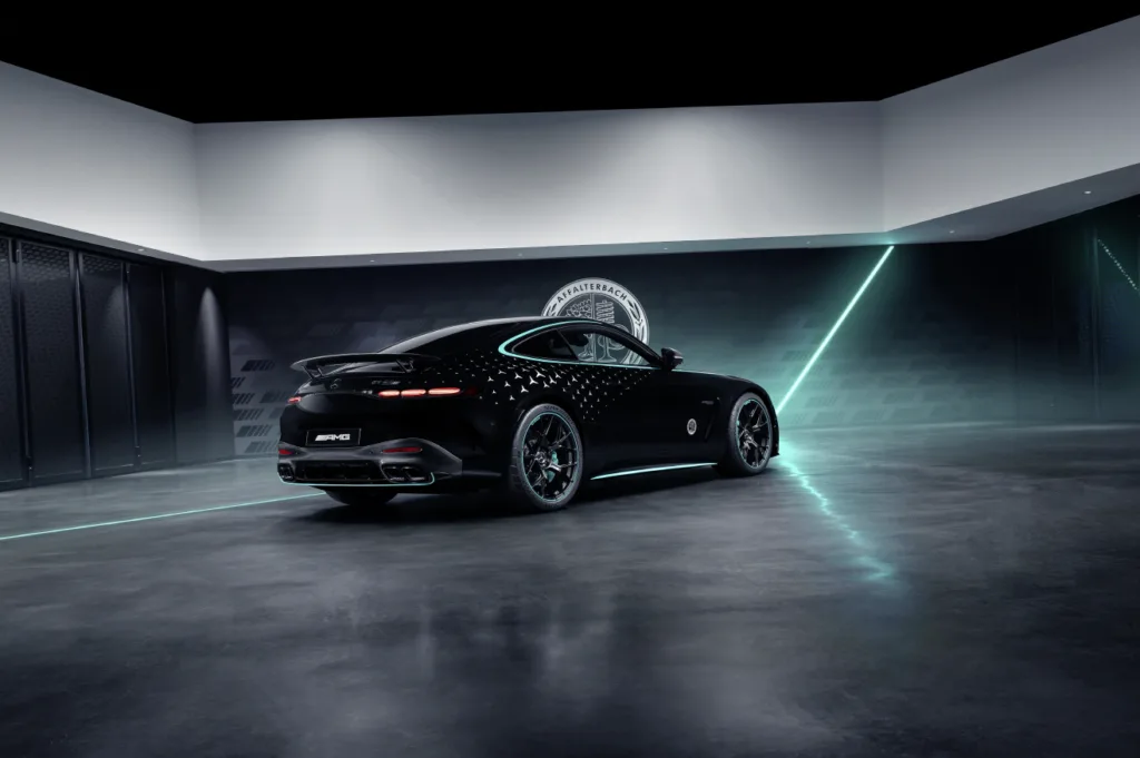 AMG GT 63 PRO 4MATIC+ “모터스포츠 컬렉터 에디션“, F1 느낌난다 2 Mercedes-AMG GT 63 PRO 4MATIC+ „Motorsport Collectors Edition“ (Energieverbrauch kombiniert: 14,0 l/100 km | CO₂-Emissionen kombiniert: 319 g/km | CO₂-Klasse: G). Die angegebenen Werte wurden nach dem vorgeschriebenen Messverfahren WLTP (Worldwide harmonised Light vehicles Test Procedure) ermittelt. Die angegebenen Spannweiten beziehen sich auf den deutschen Markt. Der Energieverbrauch und der CO₂-Ausstoß eines Pkw sind nicht nur von der effizienten Ausnutzung des Kraftstoffs bzw. des Energieträgers durch den Pkw, sondern auch vom Fahrstil und anderen nichttechnischen Faktoren abhängig.;Mercedes-AMG GT 63 PRO 4MATIC+ „Motorsport Collectors Edition“ (Energieverbrauch kombiniert: 14,0 l/100 km | CO₂-Emissionen kombiniert: 319 g/km | CO₂-Klasse: G)* Mercedes-AMG GT 63 PRO 4MATIC+ “Motorsport Collectors Edition“ (combined energy consumption: 14.0 l/100 km | combined CO₂ emissions: 319 g/km | CO₂ class: G) The specified values were determined according to the prescribed measurement procedure WLTP (Worldwide Harmonised Light Vehicles Test Procedure). The ranges given refer to the German market. The energy consumption and CO₂ emissions of a car depend not only on the efficient use of the fuel or energy source by the car, but also on the driving style and other non-technical factors.;Mercedes-AMG GT 63 PRO 4MATIC+ “Motorsport Collectors Edition“ (combined energy consumption: 14.0 l/100 km | combined CO₂ emissions: 319 g/km | CO₂ class: G)*