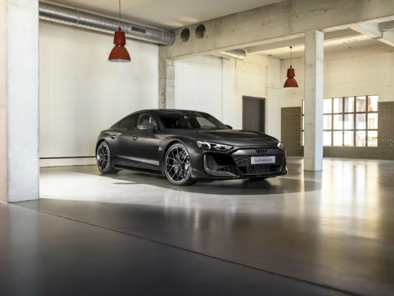 Audi exclusive offers almost endless possibilities for customizing the new Audi e-tron GT to perfectly suit the customers preferences. Static photo, Colour: Arabica grey metallic, customized paint finish, Audi exclusive
