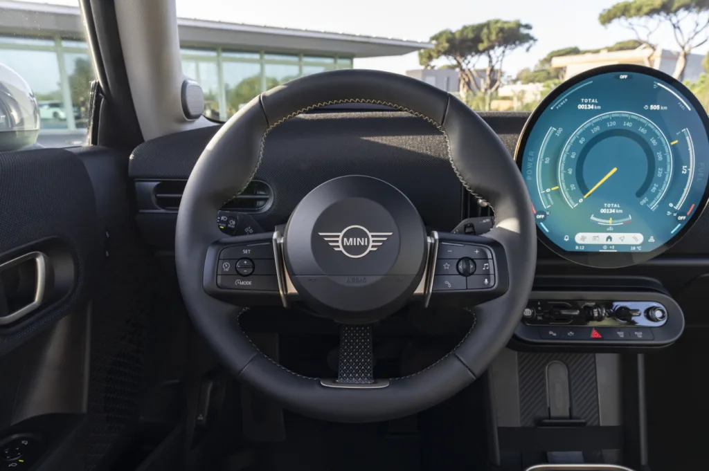 P90542453 highRes https://mobilityground.com/wp-content/uploads/2024/10/사진-뉴-MINI-쿠퍼-S-5-도어-출시-2-jpg.webp