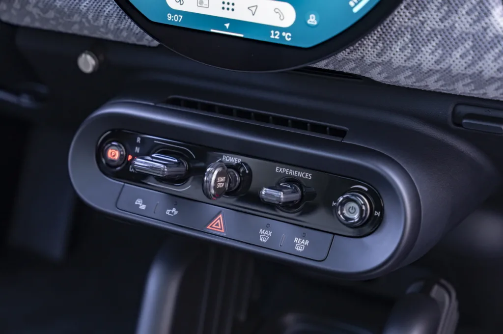 P90550375 highRes mini cooper se 05 20 https://mobilityground.com/wp-content/uploads/2024/10/사진-뉴-MINI-쿠퍼-S-5-도어-출시-2-jpg.webp