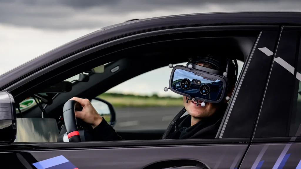 BMW M을 가상에서 즐긴다, BMW M 믹스드 리얼리티 3 BMW M Mixed Reality: New features to enhance the digital driving experience.