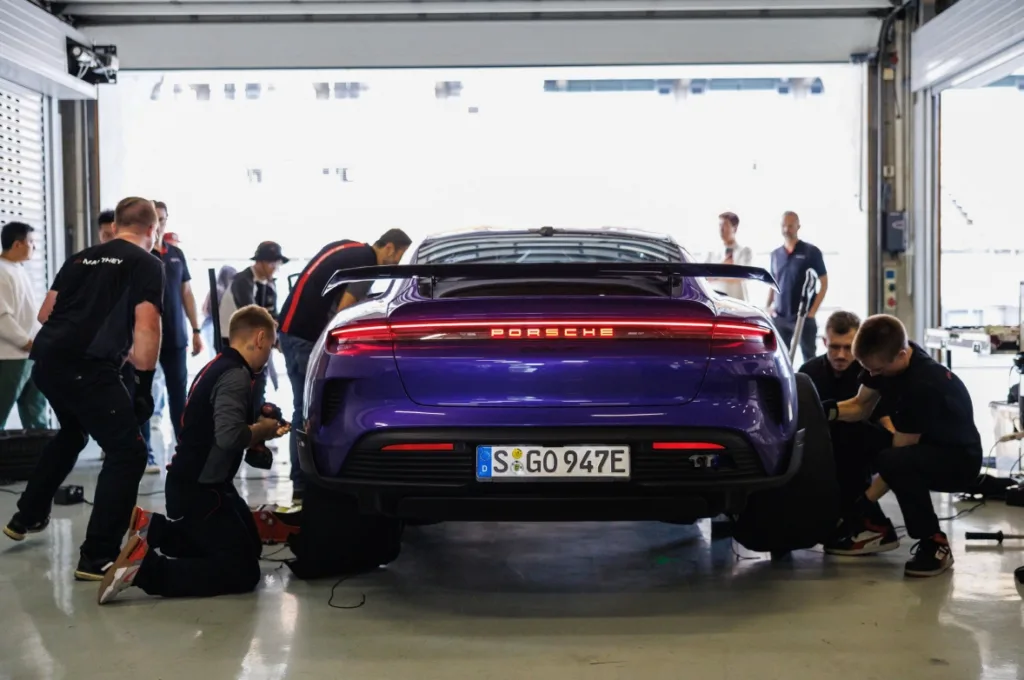 포르쉐, 타이칸 터보 GT 바이작 패키지로 3개 대륙에서 대기록 달성 3 포르쉐 AG, 타이칸 터보 GT 바이작 패키지로 3개 대륙에서 대기록 달성