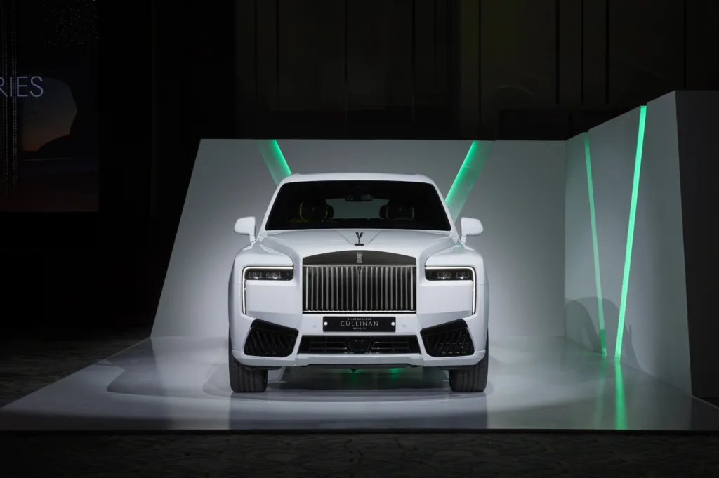 슈퍼 럭셔리 SUV 컬리넌, 특별한 옵션 가득 담고 한국 땅 밟았다 5 롤스로이스 블랙 배지 컬리넌 시리즈 II (1)