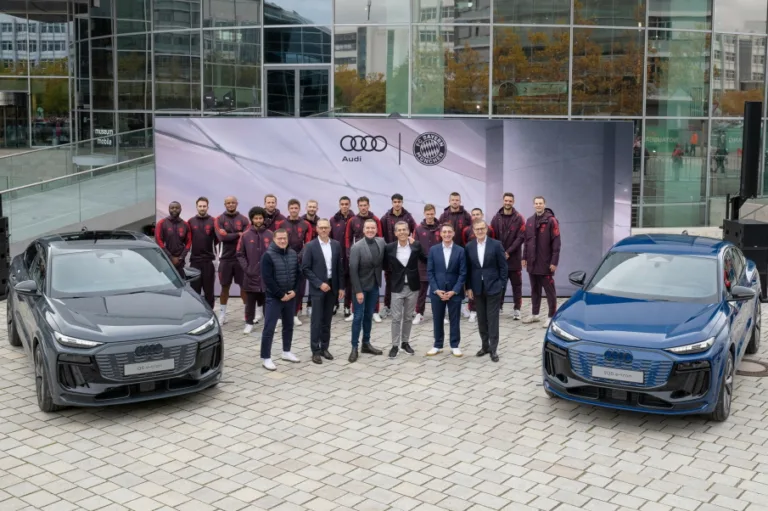 아우디, FC 바이에른에 새 시즌을 위한 순수 전기 프리미엄 차량 제공 The FC Bayern München will receive company cars for the current soccer season at the Audi Piazza in Ingolstadt: Max Eberl, sporting director of FC Bayern; Siegfried Schmidtner, Plant manager at the Ingolstadt site; Hendrik Wenders, Head of Brand Audi; Michael Diederich, CFO of FC Bayern; Geoffrey Bouquot, Member of the Board of Innovation and Software Defined Vehicle at AUDI AG; Jan-Christian Dreesen, CEO of FC Bayern (from left)