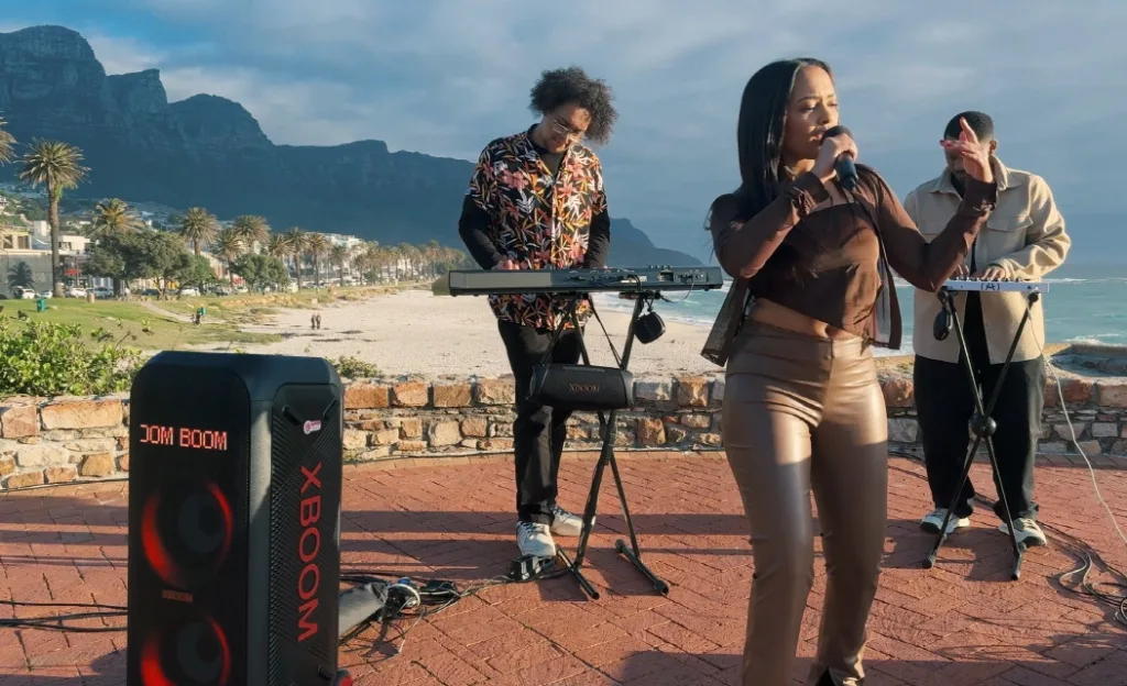 LG전자, 파티용 스피커 'LG 엑스붐'로 붐붐파우 페스타 개최 2 LG전자가 ‘LG 엑스붐(XBOOM)’과 음악이 함께하는 캠페인 ‘붐붐파우 페스타(Boom Boom Pow Festa)’를 개최한다. 사진은 세계 각국의 음악가들이 'LG 엑스붐'과 함께 '블랙 아이드 피스'의 대표곡 '붐붐파우'를 재해석한 거리 공연을 펼치는 모습.