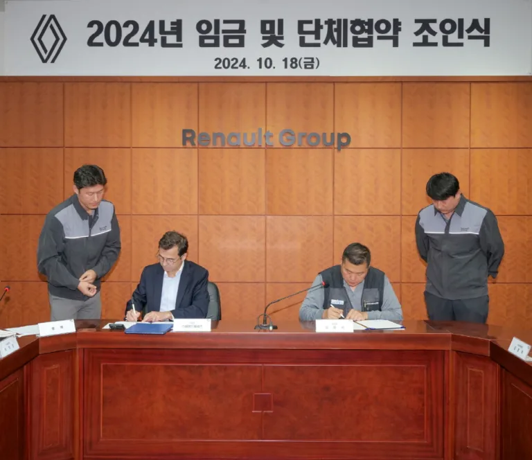 [사진2] 2024년 임금 및 단체협약 조인식에서 합의안에 서명하고 있는 르노코리아 스테판 드블레즈 사장(왼쪽)과 김동석 노동조합 위원장