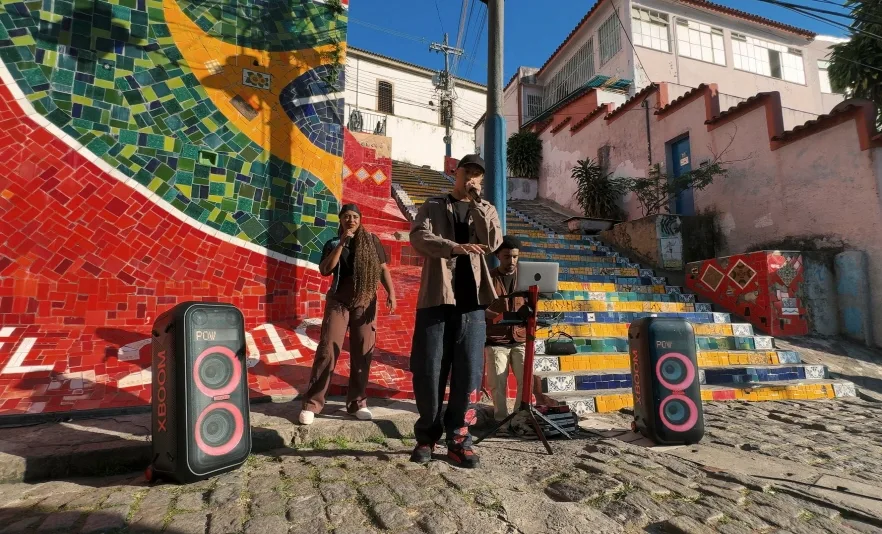 LG전자, 파티용 스피커 'LG 엑스붐'로 붐붐파우 페스타 개최 1 LG전자가 ‘LG 엑스붐(XBOOM)’과 음악이 함께하는 캠페인 ‘붐붐파우 페스타(Boom Boom Pow Festa)’를 개최한다. 사진은 세계 각국의 음악가들이 'LG 엑스붐'과 함께 '블랙 아이드 피스'의 대표곡 '붐붐파우'를 재해석한 거리 공연을 펼치는 모습.