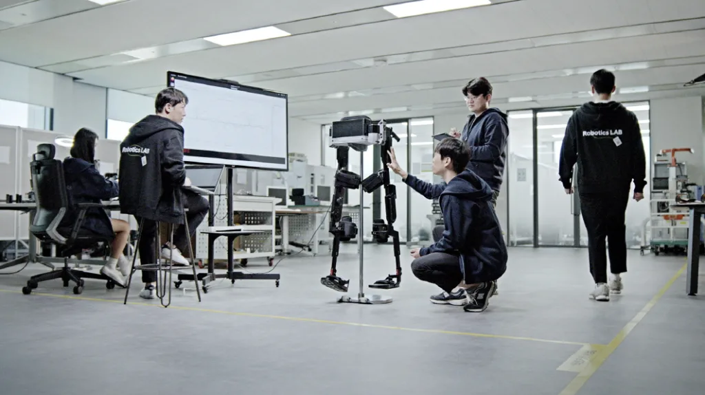 현대자동차그룹, 엑스블 멕스 사용하는 ‘10M 행군’ 영상 공개 4 현대차그룹, 로보틱스 기술로 군인 재활 돕는 '10M 행군' 영상 공개