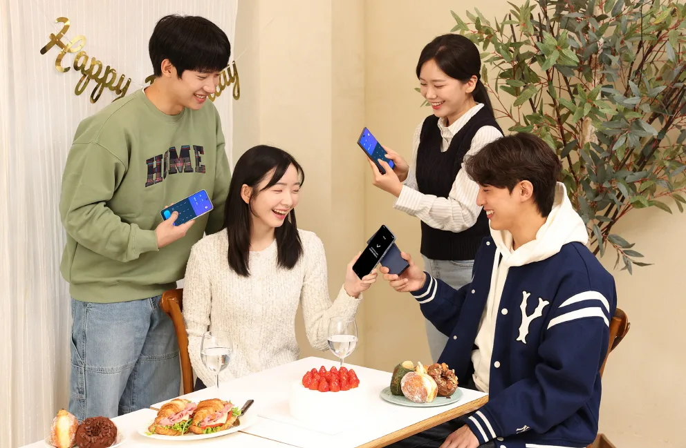 삼성월렛 '탭 이체' 기능 10일 추가, 갤럭시 스마트폰 활용도 높인다 1 갤럭시 스마트폰끼리 맞대는 방식으로 간편하게 송금이 가능한 삼성월렛 '탭 이체' 기능을 시연하는 모습