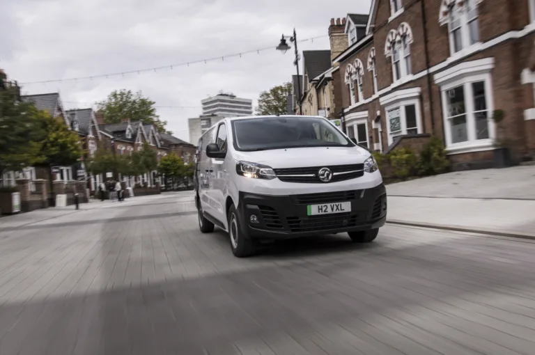 복스홀 수소전기밴 First customer trials of Vauxhall Vivaro HYDROGEN in the UK are underway
