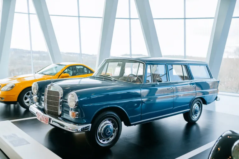 메르세데스-벤츠, Mercedes-Benz Museum Raum Collection 5: Galerie der Alltagshelden. Mercedes-Benz 200 D Universal. Gesamtansicht von links vorn. (Fotosignatur der Mercedes-Benz Classic Archive: D830864) Mercedes-Benz Museum Collection Room 5: Gallery of everyday heroes. Mercedes-Benz 200 D Universal. Overall view from the front left. (Photo index number in the Mercedes-Benz Classic Archive: D830864)