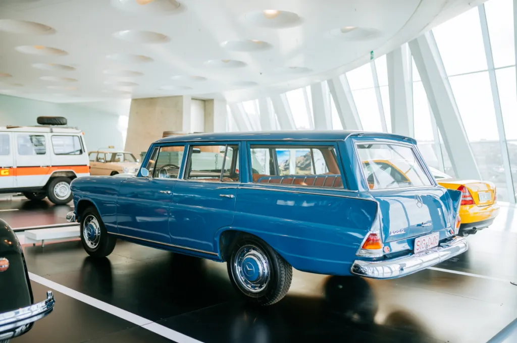 메르세데스-벤츠, Mercedes-Benz Museum Raum Collection 5: Galerie der Alltagshelden. Mercedes-Benz 200 D Universal. Gesamtansicht von links hinten. (Fotosignatur der Mercedes-Benz Classic Archive: D830868) Mercedes-Benz Museum Collection Room 5: Gallery of everyday heroes. Mercedes-Benz 200 D Universal. Overall view from left rear. (Photo index number in the Mercedes-Benz Classic Archive: D830868)