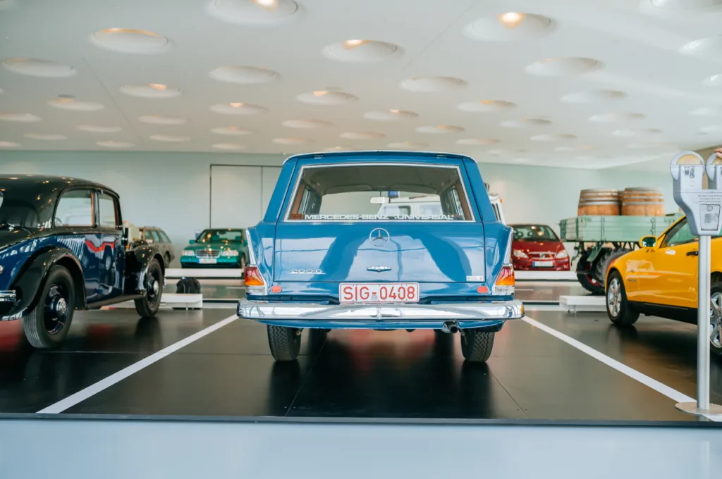 메르세데스-벤츠, Mercedes-Benz Museum Raum Collection 5: Galerie der Alltagshelden. Mercedes-Benz 200 D Universal. Heckansicht mit geschlossener Heckklappe. (Fotosignatur der Mercedes-Benz Classic Archive: D830869) Mercedes-Benz Museum Collection Room 5: Gallery of everyday heroes. Mercedes-Benz 200 D Universal. Rear view with closed tailgate. (Photo index number in the Mercedes-Benz Classic Archive: D830869)