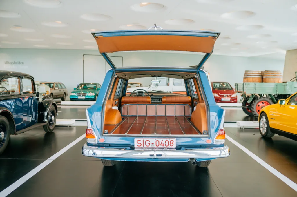 메르세데스-벤츠, Mercedes-Benz Museum Raum Collection 5: Galerie der Alltagshelden. Mercedes-Benz 200 D Universal. Heckansicht mit geöffneter Heckklappe. (Fotosignatur der Mercedes-Benz Classic Archive: D830886) Mercedes-Benz Museum Collection Room 5: Gallery of everyday heroes. Mercedes-Benz 200 D Universal. Rear view with open tailgate. (Photo index number in the Mercedes-Benz Classic Archive: D830886)