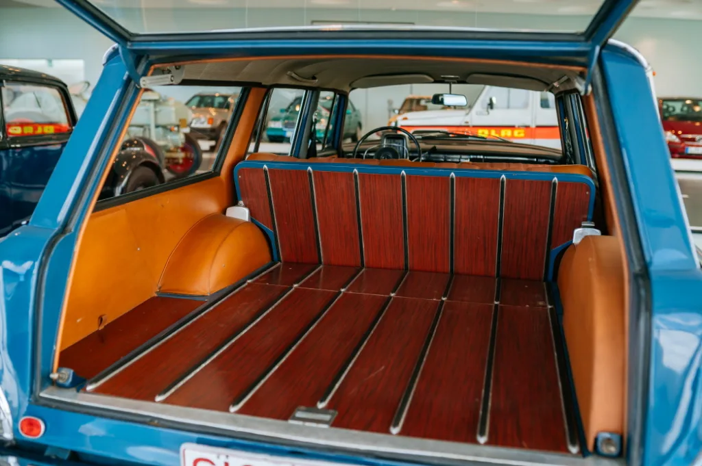 메르세데스-벤츠, Mercedes-Benz Museum Raum Collection 5: Galerie der Alltagshelden. Mercedes-Benz 200 D Universal. Blick in den Laderaum. (Fotosignatur der Mercedes-Benz Classic Archive: D830872) Mercedes-Benz Museum Collection Room 5: Gallery of everyday heroes. Mercedes-Benz 200 D Universal. View of the load compartment. (Photo index number in the Mercedes-Benz Classic Archive: D830872)
