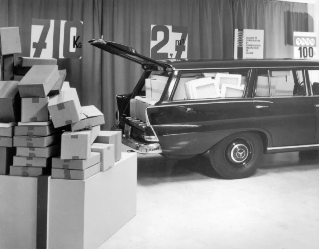 메르세데스-벤츠, Mercedes-Benz Universal (1965 bis 1968) Messepräsentation mit Darstellung der Ladekapazität. (Fotosignatur der Mercedes-Benz Classic Archive: 2008DIG29862) Mercedes-Benz Universal (1965 to 1968) trade show presentation showing the loading capacity. (Photo index number in the Mercedes-Benz Classic Archive: 2008DIG29862)