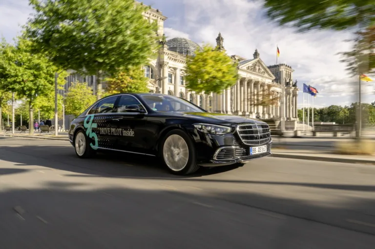 메르세데스-벤츠 드라이브 파일럿 Mit einem Vorausfahrer kann DRIVE PILOT auf der rechten Spur die Fahraufgabe auf deutschen Aufgaben bis zu 95 km/h übernehmen. DRIVE PILOT can take over the dynamic driving taks on the right lane of the German motorways up to a speed of 95km/h while following another vehicle.