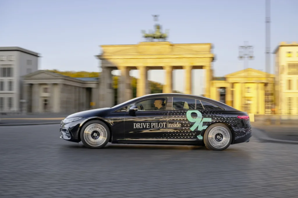 메르세데스-벤츠 드라이브 파일럿 Mit einem Vorausfahrer kann DRIVE PILOT auf der rechten Spur die Fahraufgabe auf deutschen Aufgaben bis zu 95 km/h übernehmen. DRIVE PILOT can take over the dynamic driving taks on the right lane of the German motorways up to a speed of 95km/h while following another vehicle.