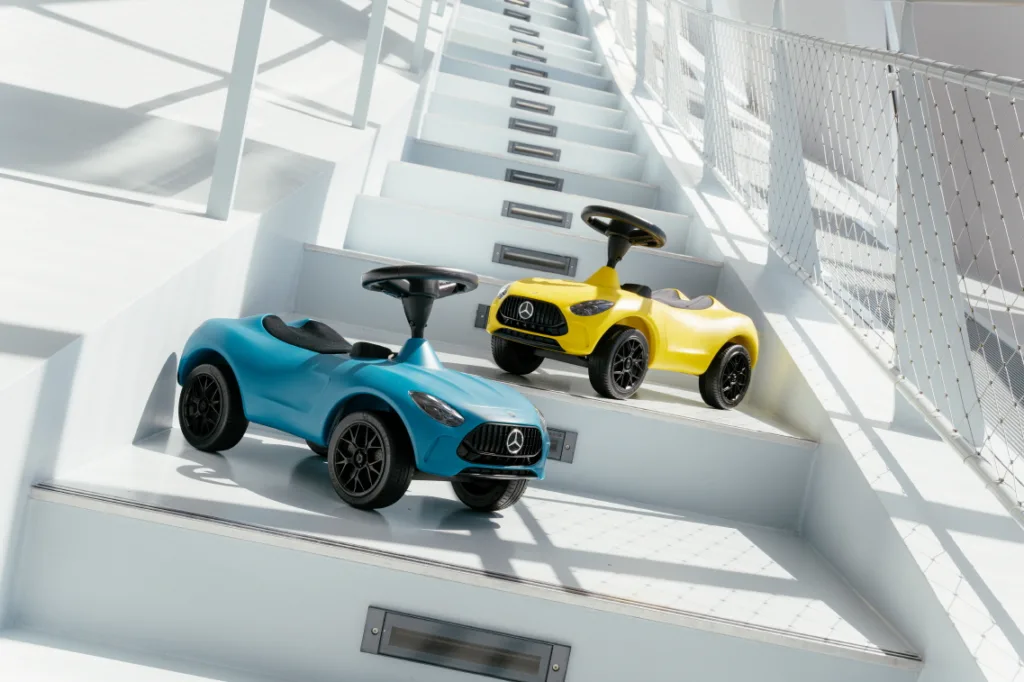 메르세데스-AMG GT, 아빠의 드림카, 7세대 바비-AMG도 드림카? 2 Bobby-AMG in Hyperblue (mit LED-Beleuchtung) und in Sonnengelb (ohne Beleuchtung) The Bobby-AMG in hyper blue (with LED lighting) and in sun yellow (without lighting)