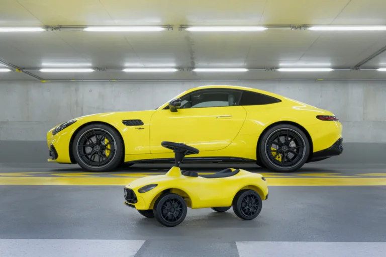 "Bobby-AMG in Sonnengelb (ohne Beleuchtung); Mercedes-AMG GT 43: Energieverbrauch kombiniert: 10,3 l/100 km | CO₂-Emissionen kombiniert: 235 g/km | CO₂-Klasse: G " "The Bobby-AMG in sun yellow (without lighting); Mercedes-AMG GT 43: Energy consumption combined: 10.3 l/100 km | CO₂ emissions combined: 235 g/km | CO₂ class: G"