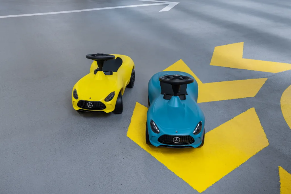 메르세데스-AMG GT, 아빠의 드림카, 7세대 바비-AMG도 드림카? 3 Bobby-AMG in Hyperblue (mit LED-Beleuchtung) und in Sonnengelb (ohne Beleuchtung) The Bobby-AMG in hyper blue (with LED lighting) and in sun yellow (without lighting)