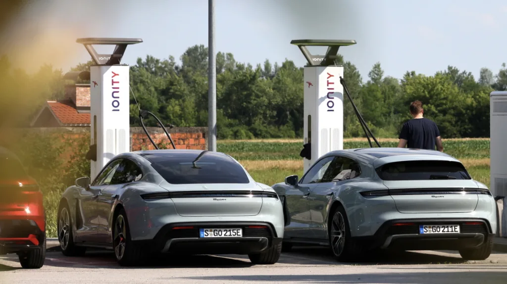 포르세 타이칸 시승 The Taycan E-xperience Tour – from Stuttgart to Istanbul