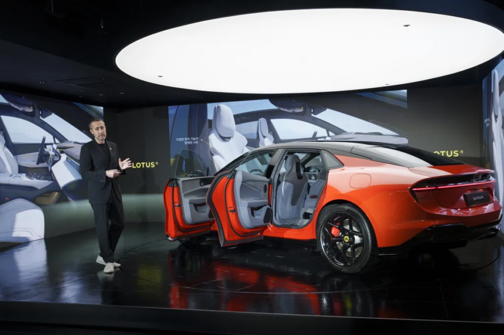 로터스 에메야 공식 출시, 포르쉐 타이칸과 1대1 매치 가능? 3 8.현장 추가사진 로터스자동차코리아 에메야Emeya 출시… 궁극의 하이퍼 GT 국내 상륙 https://mobilityground.com/wp-content/uploads/2024/11/1.-사진자료-로터스자동차코리아-에메야Emeya-출시…-궁극의-하이퍼-GT-국내-상륙-jpg.webp