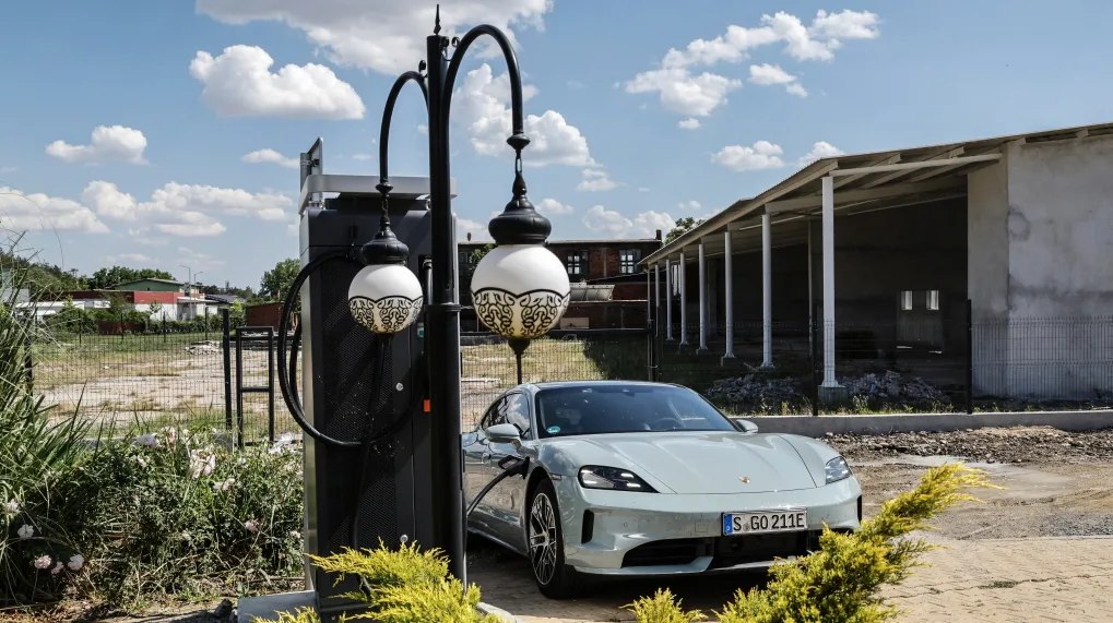 포르세 타이칸 시승 The Taycan E-xperience Tour – from Stuttgart to Istanbul