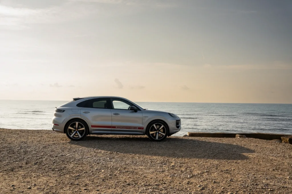 카이엔 E-하이브리드와 카이엔 터보 E-하이브리드 쿠페