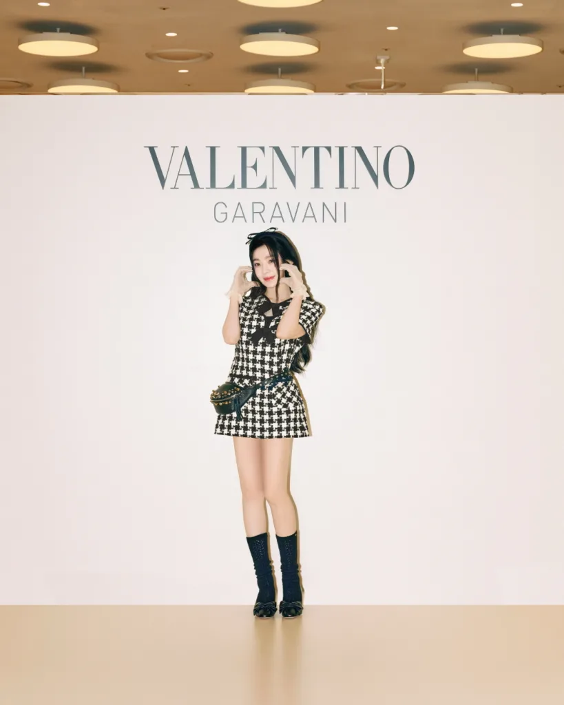 메종 발렌티노, 2025 봄 ‘아방 레 데뷰’ 컬렉션 팝업 이벤트 진행 6 메종 발렌티노 2025 봄 ‘아방 레 데뷰(Avant Les Débuts)’ 컬렉션 Valentino, THE HYUNDAI SEOUL 레드벨벳 아이린