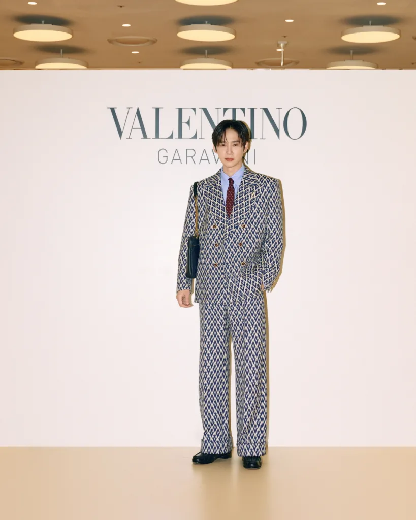 메종 발렌티노, 2025 봄 ‘아방 레 데뷰’ 컬렉션 팝업 이벤트 진행 7 메종 발렌티노 2025 봄 ‘아방 레 데뷰(Avant Les Débuts)’ 컬렉션 Valentino, THE HYUNDAI SEOUL 박성훈