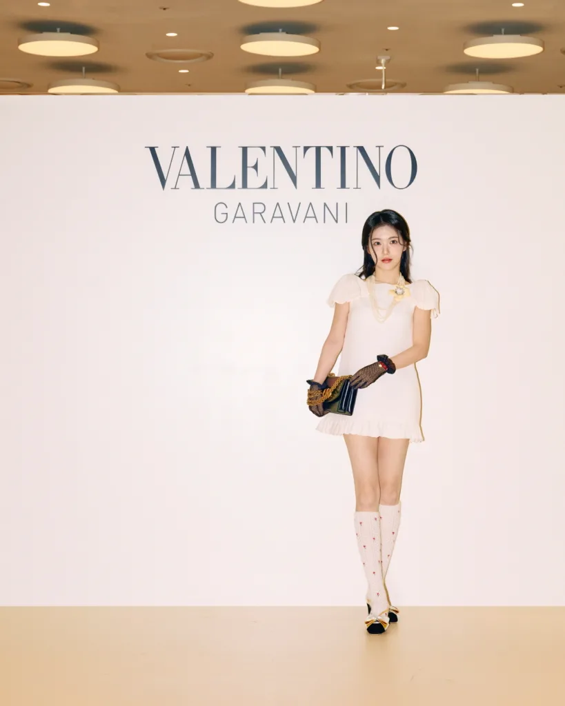 메종 발렌티노, 2025 봄 ‘아방 레 데뷰’ 컬렉션 팝업 이벤트 진행 4 메종 발렌티노 2025 봄 ‘아방 레 데뷰(Avant Les Débuts)’ 컬렉션 Valentino, THE HYUNDAI SEOUL 신예은