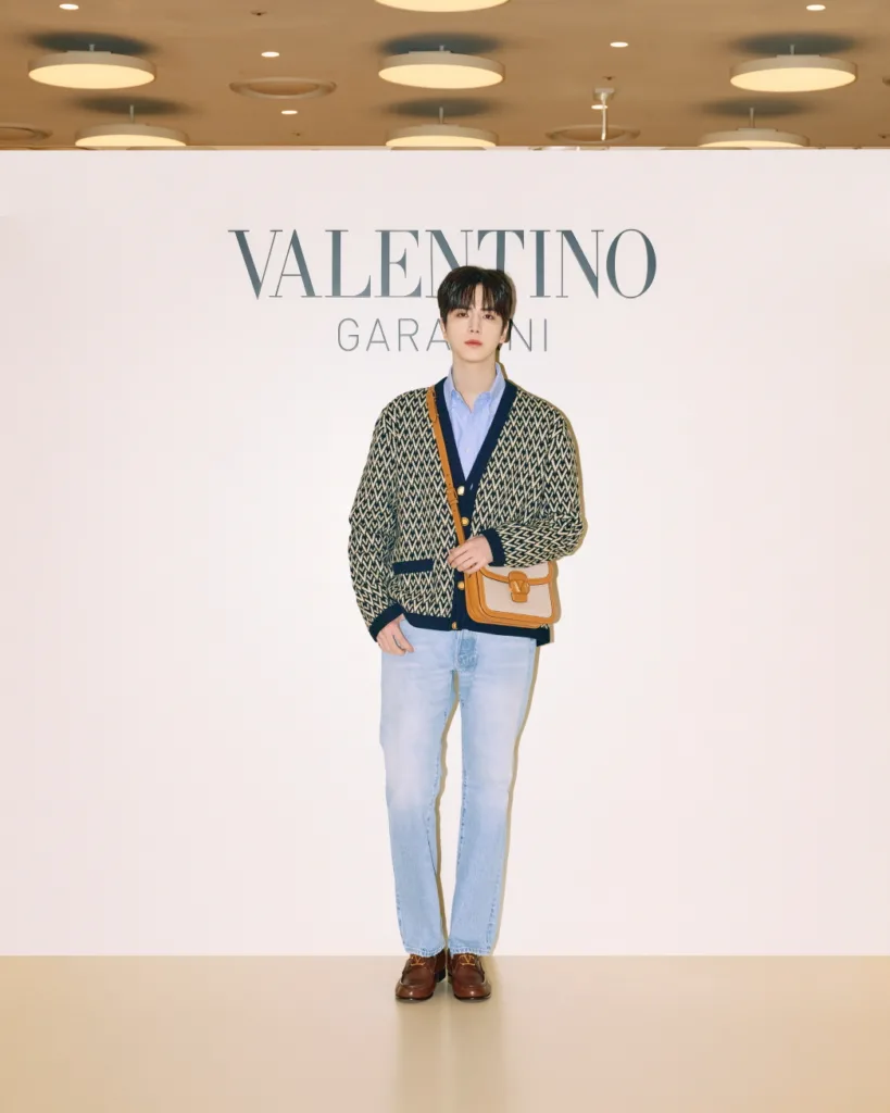 메종 발렌티노, 2025 봄 ‘아방 레 데뷰’ 컬렉션 팝업 이벤트 진행 5 메종 발렌티노 2025 봄 ‘아방 레 데뷰(Avant Les Débuts)’ 컬렉션 Valentino, THE HYUNDAI SEOUL 더보이즈 영훈