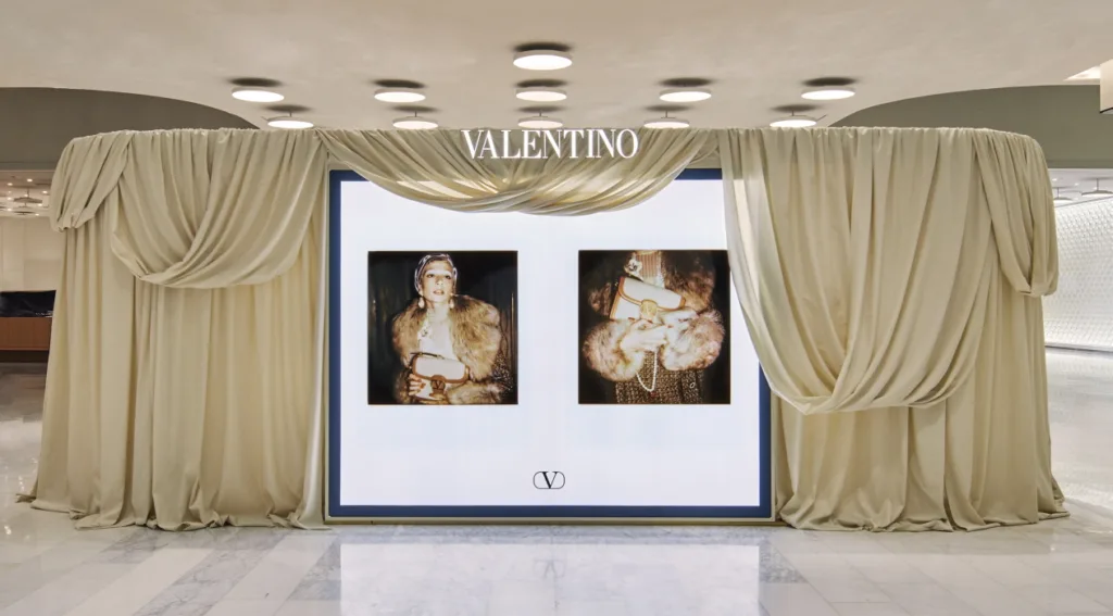 메종 발렌티노, 2025 봄 ‘아방 레 데뷰’ 컬렉션 팝업 이벤트 진행 1 메종 발렌티노 2025 봄 ‘아방 레 데뷰(Avant Les Débuts)’ 컬렉션 Valentino, THE HYUNDAI SEOUL