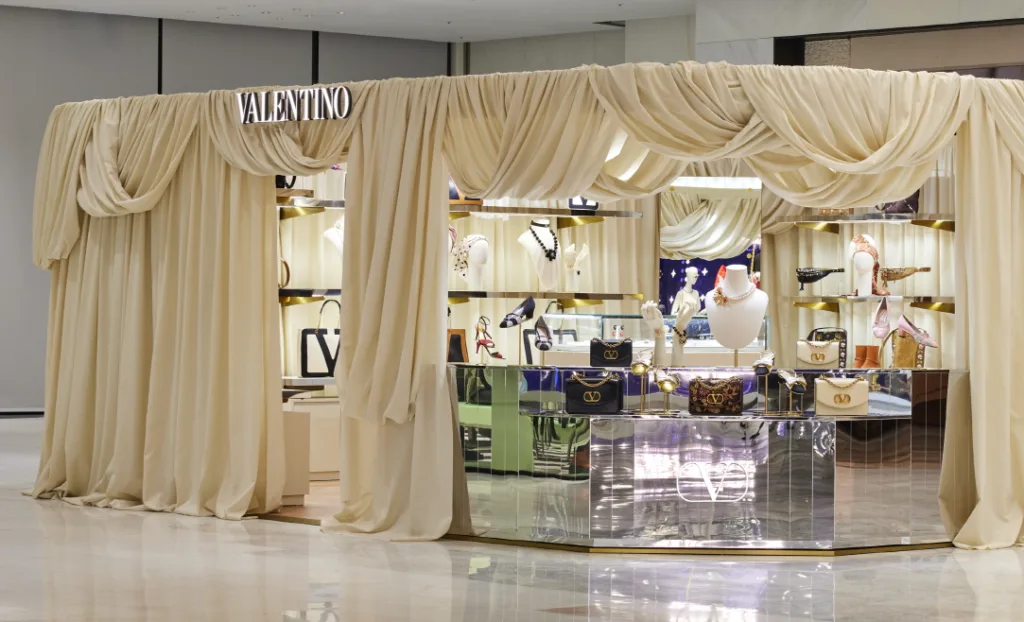 메종 발렌티노, 2025 봄 ‘아방 레 데뷰’ 컬렉션 팝업 이벤트 진행 2 메종 발렌티노 2025 봄 ‘아방 레 데뷰(Avant Les Débuts)’ 컬렉션 Valentino, THE HYUNDAI SEOUL