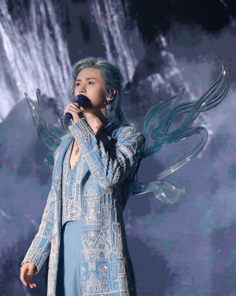 Zhang Zhehan in blue suit with wings on stage