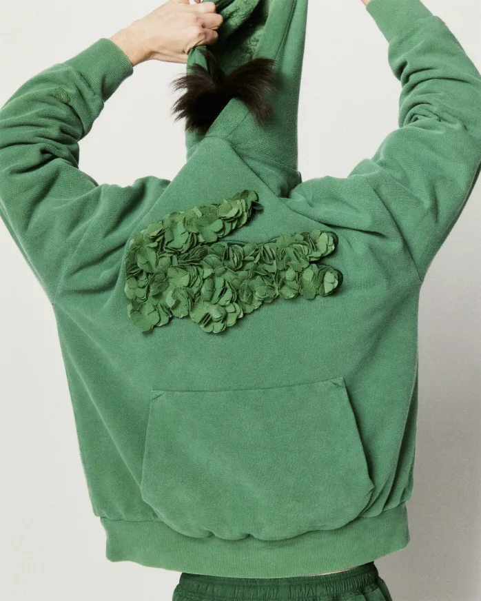 라코스테LACOSTE 메종 르마리에와 엠브로이더리 컬렉션 8 https://mobilityground.com/wp-content/uploads/2024/11/라코스테LACOSTE-메종-르마리에와-엠브로이더리-컬렉션-1.webp