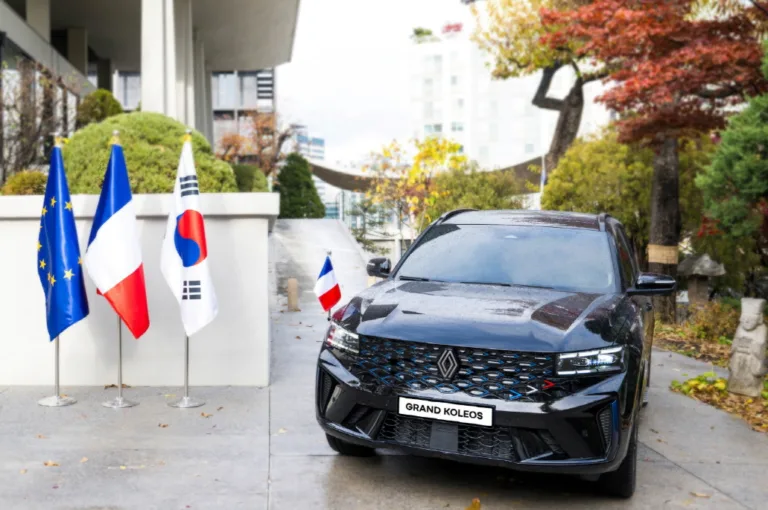 프랑스 대사의 새로운 공식차량으로 선정된 그랑 콜레오스 E-Tech 하이브리드