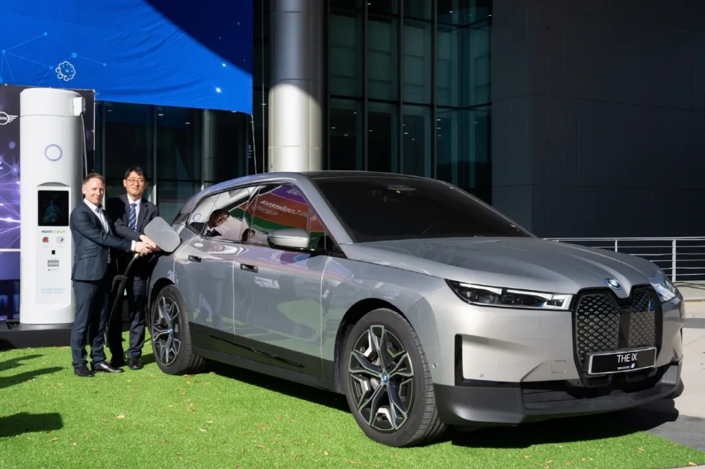 안드레아스 스툼 BMW 그룹 R&D 센터 코리아 총괄(왼쪽)과 이상원 한국전력 에너지신사업처장(오른쪽)이 BMW iX에 충전기를 연결하고 있다