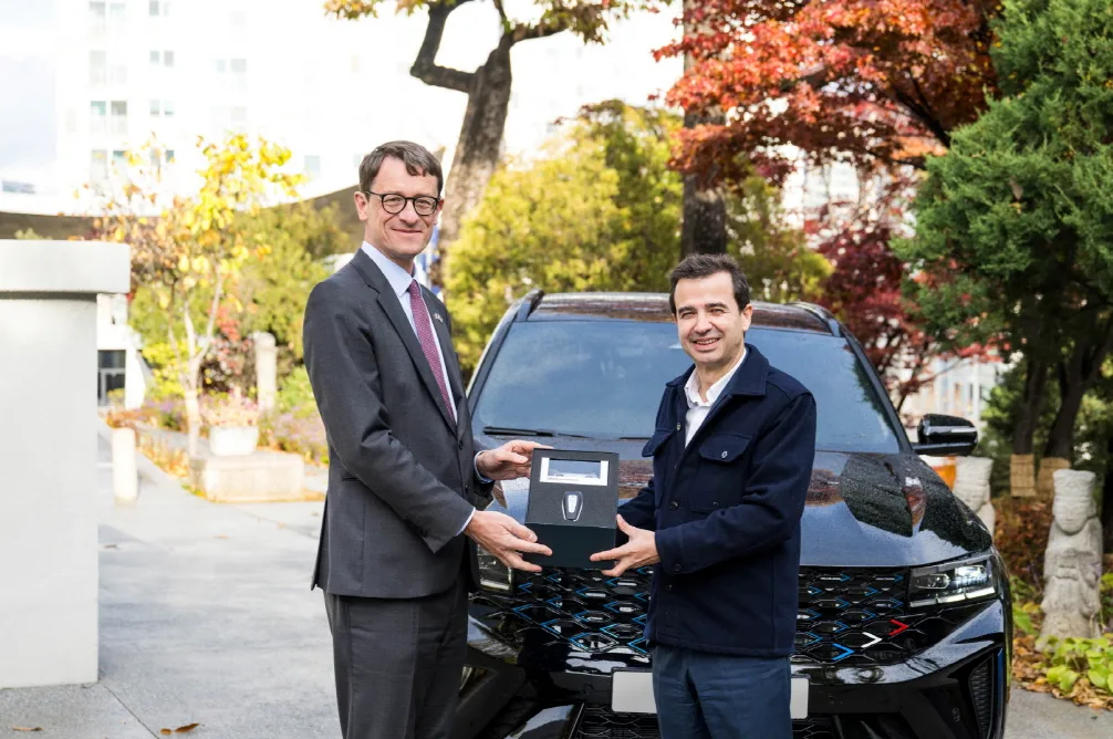 프랑스 대사의 새로운 공식차량으로 선정된 그랑 콜레오스 E-Tech 하이브리드