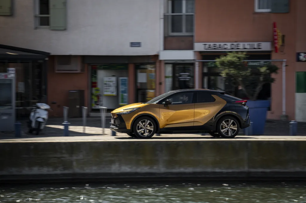 토요타 C-HR, 유럽서 인기 증명하듯 100만 대 판매 돌파 3 토요타, Toyota C-HR hits one-million sales in Europe