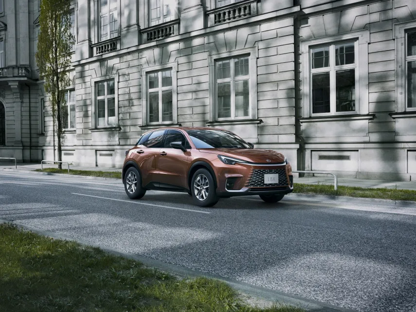 LEXUSは、「LBX」に“Elegant”をラインアップに追加設定し、全国のレクサス店を通じて10月31日に発売しました。