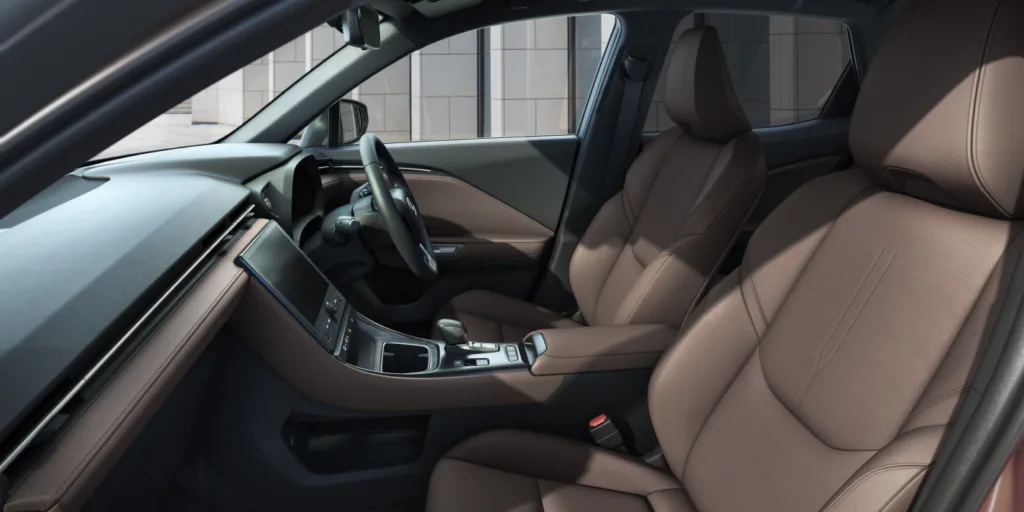 LEXUSは、「LBX」に“Elegant”をラインアップに追加設定し、全国のレクサス店を通じて10月31日に発売しました。