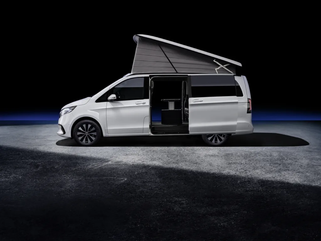 메르세데스-벤츠 마르코 폴로 호라이즌 캠핑카 (Die neue Mercedes-Benz V-Klasse Marco Polo HORIZON – Artikweiß, MBUX Multimediasystem, Widescreen Cockpit, Polster Leder Lugano schwarz, Camper-Umfänge u.a. Drehbare Fahrer- und Beifahrersitze, Sitzliegebank, Aufstelldach mit Dachbett The new Mercedes-Benz V-Class Marco Polo HORIZON – Artic white, MBUX Multimediasystem, Widescreen Cockpit, Leather Lugano black upholstery, Camping features include among others Swivel driver and passenger seats, Bench seat/reclining bench, Pop-up roof with roof bed)