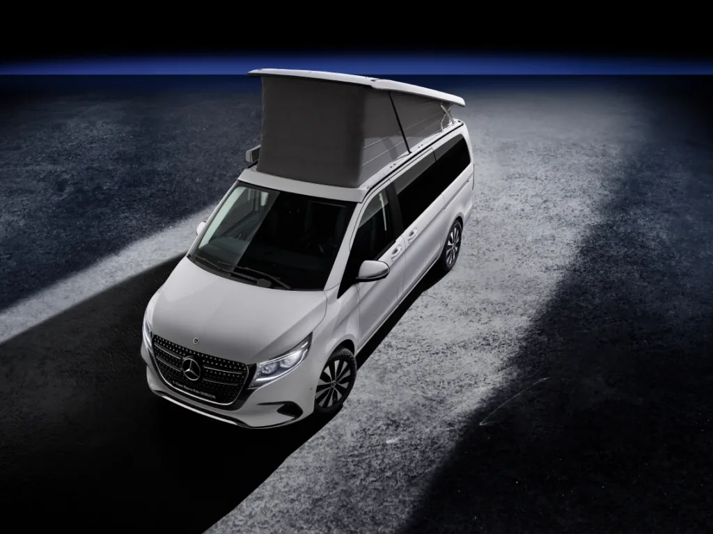 메르세데스-벤츠 마르코 폴로 호라이즌 캠핑카 (Die neue Mercedes-Benz V-Klasse Marco Polo HORIZON – Artikweiß, MBUX Multimediasystem, Widescreen Cockpit, Polster Leder Lugano schwarz, Camper-Umfänge u.a. Drehbare Fahrer- und Beifahrersitze, Sitzliegebank, Aufstelldach mit Dachbett The new Mercedes-Benz V-Class Marco Polo HORIZON – Artic white, MBUX Multimediasystem, Widescreen Cockpit, Leather Lugano black upholstery, Camping features include among others Swivel driver and passenger seats, Bench seat/reclining bench, Pop-up roof with roof bed)