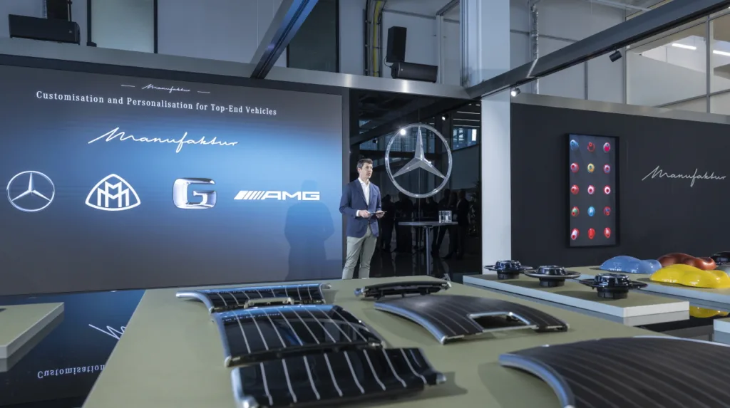 메르세데스-벤츠 마누팍투어 스튜디오 Handwerkskunst auf höchstemNiveau: Mit einem neuenhochexklusiven Kundenerlebnisstärkt Mercedes-Benz die Rolle desStandorts Sindelfingen als globalesZentrum für Individualisierung. // Craftsmanship at the highest level:Mercedes-Benz strengthens the role of theSindelfingen site as a global center forcustomization with a new highly exclusivecustomer experience.Michael Schiebe, Vorsitzender der Geschäftsführung der Mercedes-AMG GmbH und  Leiter der Geschäftsbereiche Mercedes-Benz G-Klasse & Mercedes Maybach // Michael Schiebe, Chairman of the Management Board of Mercedes-AMG GmbH and Head of Business Units Mercedes-Benz G-Class & Mercedes Maybach Handwerkskunst auf höchstemNiveau: Mit einem neuenhochexklusiven Kundenerlebnisstärkt Mercedes-Benz die Rolle desStandorts Sindelfingen als globalesZentrum für Individualisierung. // Craftsmanship at the highest level:Mercedes-Benz strengthens the role of theSindelfingen site as a global center forcustomization with a new highly exclusivecustomer experience.Michael Schiebe, Vorsitzender der Geschäftsführung der Mercedes-AMG GmbH und  Leiter der Geschäftsbereiche Mercedes-Benz G-Klasse & Mercedes Maybach // Michael Schiebe, Chairman of the Management Board of Mercedes-AMG GmbH and Head of Business Units Mercedes-Benz G-Class & Mercedes Maybach