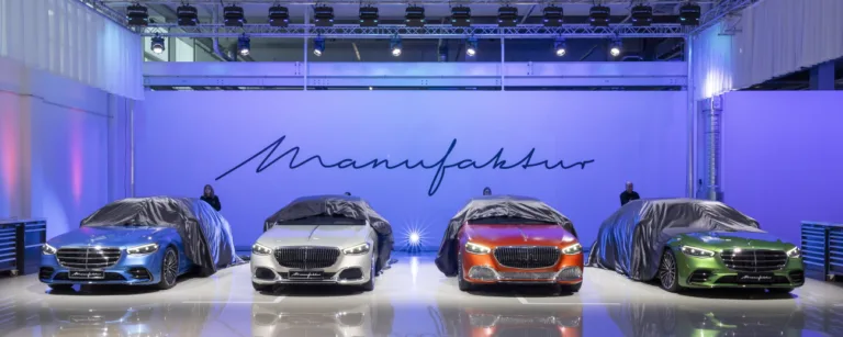메르세데스-벤츠 마누팍투어 스튜디오 Handwerkskunst auf höchstemNiveau: Mit einem neuenhochexklusiven Kundenerlebnisstärkt Mercedes-Benz die Rolle desStandorts Sindelfingen als globalesZentrum für Individualisierung. Craftsmanship at the highest level:Mercedes-Benz strengthens the role of theSindelfingen site as a global center forcustomization with a new highly exclusivecustomer experience.