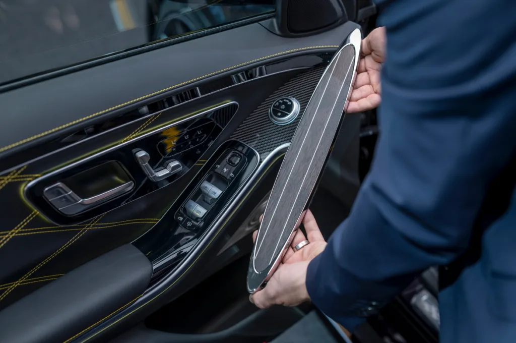 메르세데스-벤츠 마누팍투어 스튜디오 Kundinnen und Kunden können im Center of Excellence am Mercedes-Benz Standort in Sindelfingen ihre exklusiven Traumfahrzeuge individuell konfigurieren. Customers can individually configure their exclusive dream vehicles at the Center of Excellence. In doing so, they enjoy first-class support from our experts.
